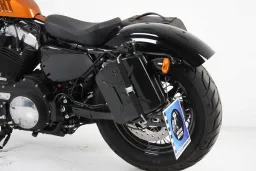 Canister 4 ltr. incl. holder left Cutout - black for Harley-Davidson •XL 883 L/R/C•Sportster 883 Low/Iron/Roadster/Custom/Super Low (04-20)•XL 1200L/N/C/CX•Sportster 1200 Low/Nightster/Custom/Roadster (04-20)•Forty-Eight (10-20) • Seventy-Two (12-20)